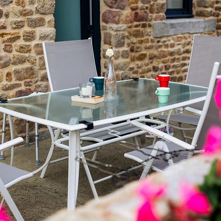 Maison Comprenant Deux Gites A Louer, Ensemble Ou Independamment, Capacite De 4 A 19 Personnes Idealement Place Pour Visiter Le Mont-Saint-Michel, Saint-Malo Et Les Alentours Baguer-Pican Esterno foto
