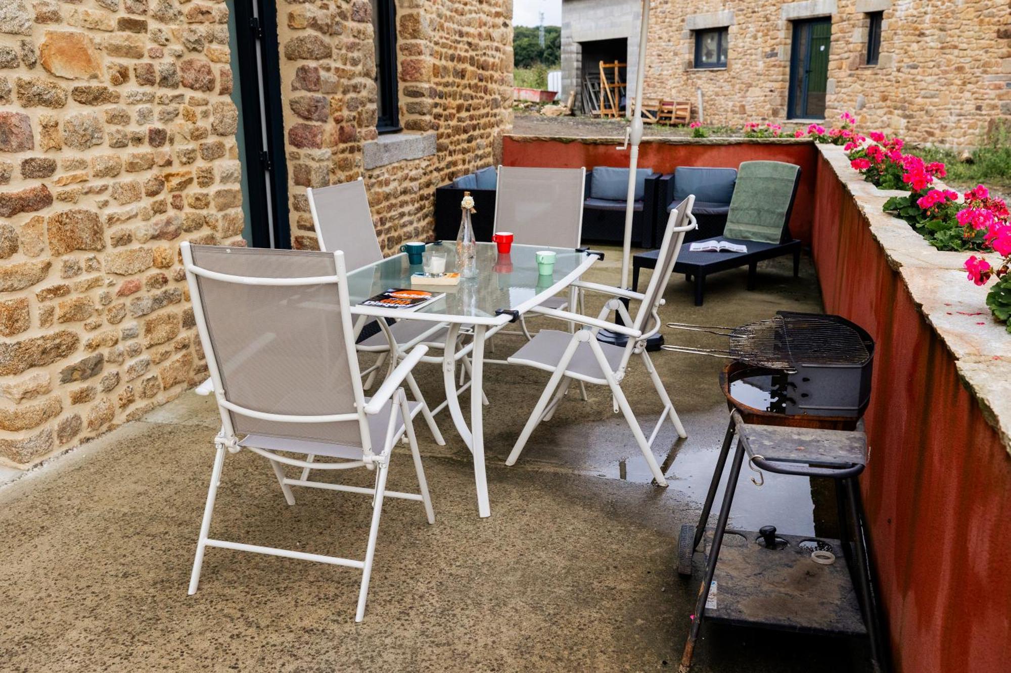 Maison Comprenant Deux Gites A Louer, Ensemble Ou Independamment, Capacite De 4 A 19 Personnes Idealement Place Pour Visiter Le Mont-Saint-Michel, Saint-Malo Et Les Alentours Baguer-Pican Esterno foto